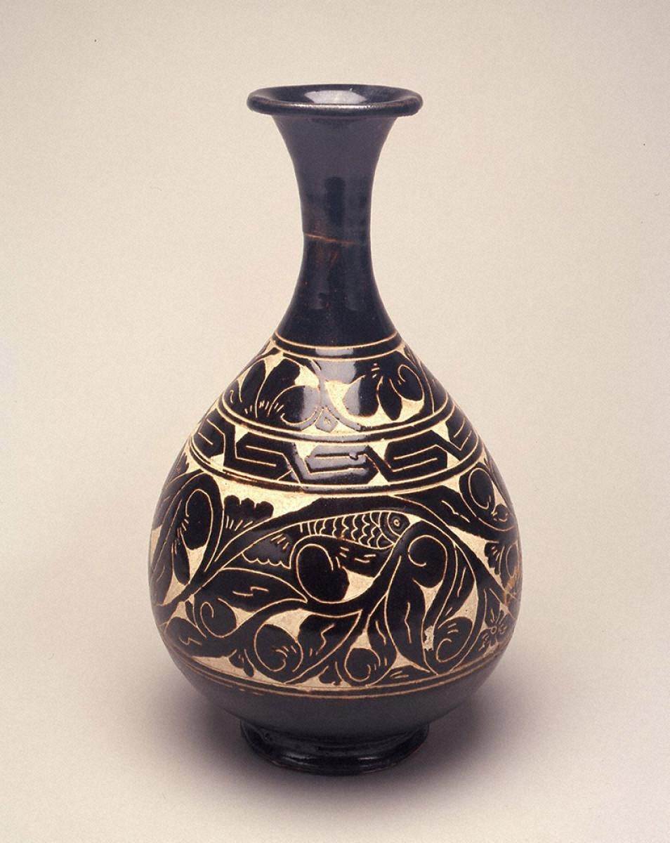 黒釉掻落魚唐草文瓶｜展示中の日本・東洋のやきもの